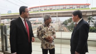 Gubernur Provinsi DKI Jakarta Anies Baswedan bersama Sekretaris Jenderal ASEAN Dato Lim Jock Hoi, dan Wakil Menteri Luar Negeri RI Abdurrahman Mochammad Fachir meresmikan nama Stasiun MRT Sisingamangaraja menjadi Stasiun ASEAN di Stasiun MRT ASEAN, jakarta, Rabu (10/4). [Suara.com/Muhaimin A Untung]