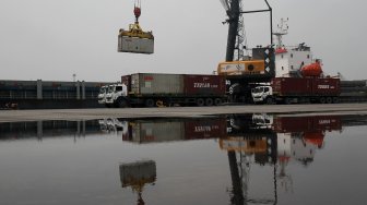 Suasana aktivitas bongkar muat di Pelabuhan Tanjung Priok, Jakarta Utara, Rabu (10/4).[Suara.com/Arief Hermawan P]