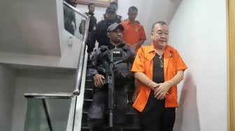 Sejumlah tersangka mafia sepak bola digiring petugas untuk mejalani pemeriksaan kesehatan di Polda Metro Jaya, Jakarta, Rabu (10/4). [Suara.com/Muhaimin A Untung]