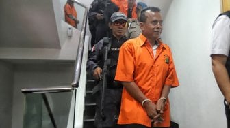 Sejumlah tersangka mafia sepak bola digiring petugas untuk mejalani pemeriksaan kesehatan di Polda Metro Jaya, Jakarta, Rabu (10/4). [Suara.com/Muhaimin A Untung]