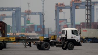 Suasana aktivitas bongkar muat di Pelabuhan Tanjung Priok, Jakarta Utara, Rabu (10/4).[Suara.com/Arief Hermawan P]