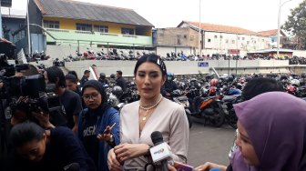 Romantis Bareng Suami, Begini Gaya Liburan Tyas Mirasih di Singapura