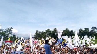 Kampanye di Sukabumi, Sandiaga Ajak Ribuan Massa Senam Dua Jari