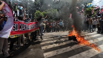 Massa yang mengatasnamakan dari Aliansi Pemuda Pengawas KPK terlibat bentrok dengan polisi saat berunjuk rasa di depan Gedung KPK, Jakarta, Kamis (11/4). [Suara.com/Muhaimin A Untung]