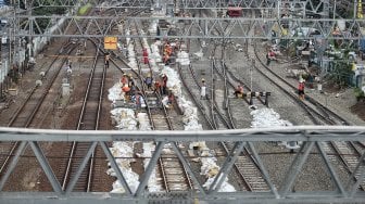 Suasana di jalur rel kereta di Jatinegara, Jakarta, Kamis (11/4). [Suara.com/Muhaimin A Untung]