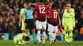 
Pemain depan Barcelona Lionel Messi meninggalkan lapangan saat babak pertama selama pertandingan sepak bola perempat final leg pertama Liga Champions antara Manchester United melawan Barcelona di Old Trafford, Manchester, Inggris, kamis (11/4) dini hari WIB. [Oli SCARFF / AFP]