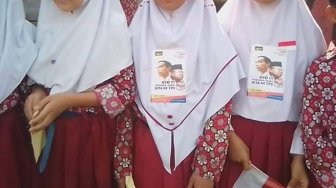 Stiker Kampanye Jokowi Ditempel di Seragam SD, Bawaslu Lakukan Investigasi