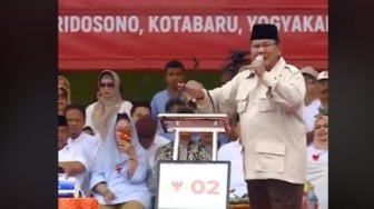 Titiek Soeharto Rekam Prabowo waktu Gebrak Meja
