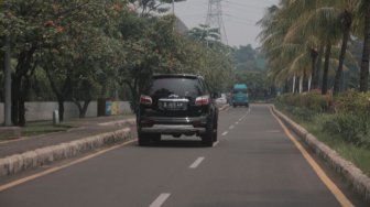 Aksi Keji Pemobil Seret Hewan Peliharaan yang Baru Diadopsinya di Jalanan