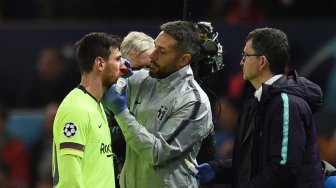 Pemain depan Barcelona Lionel Messi meninggalkan lapangan saat babak pertama selama pertandingan sepak bola perempat final leg pertama Liga Champions antara Manchester United melawan Barcelona di Old Trafford, Manchester, Inggris, kamis (11/4) dini hari WIB. [Oli SCARFF / AFP]