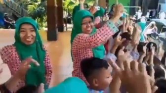 Viral Siswa Diajak Joget 2 Jari Prabowo - Sandi di Sekolah