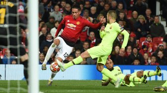 Bek Manchester United Chris Smalling diblokir oleh bek Barcelona Jordi Alba saat pertandingan sepak bola perempat final leg pertama Liga Champions antara Manchester United melawan Barcelona di Old Trafford, Manchester, Inggris, kamis (11/4) dini hari WIB. [Oli SCARFF / AFP]

