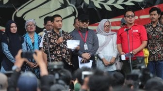 Ketua Wadah Pegawai KPK Yudi Purnomo bersama Penyidik KPK Novel Baswedan dan tokoh masyarakat serta mahasiswa mendeklarasikan hari teror pemberantasan korupsi pada peringatan dua tahun kasus kekerasan yang menimpa Novel di depan gedung KPK, Jakarta, Kamis (11/4). [Suara.com/Muhaimin A Untung]