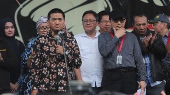 Ketua Wadah Pegawai KPK Yudi Purnomo bersama Penyidik KPK Novel Baswedan dan tokoh masyarakat serta mahasiswa mendeklarasikan hari teror pemberantasan korupsi pada peringatan dua tahun kasus kekerasan yang menimpa Novel di depan gedung KPK, Jakarta, Kamis (11/4). [Suara.com/Muhaimin A Untung]