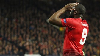Pemain depan Manchester United Romelu Lukaku bereaksi setelah kehilangan satu tembakan saat pertandingan sepak bola perempat final leg pertama Liga Champions antara Manchester United melawan Barcelona Old Trafford, Manchester, Inggris, kamis (11/4) dini hari WIB. [Oli SCARFF / AFP]
