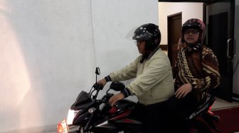 Wuushh... Ketua KPU Bonceng Komisioner Lain Kejar Konpers di Bawaslu