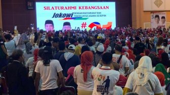 Belum Pidato, Jokowi Basah Kuyup Keringetan karena Pendukung di Depok