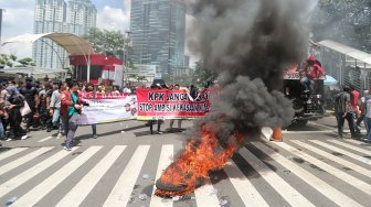 Massa yang mengatasnamakan dari Aliansi Pemuda Pengawas KPK terlibat bentrok dengan polisi saat berunjuk rasa di depan Gedung KPK, Jakarta, Kamis (11/4). [Suara.com/Muhaimin A Untung]