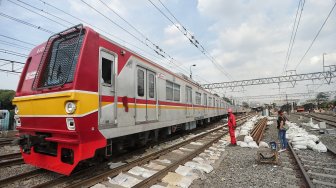 Suasana di jalur rel kereta di Jatinegara, Jakarta, Kamis (11/4). [Suara.com/Muhaimin A Untung]