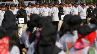 Badan Pengawas Pemilu (Bawaslu) menggelar apel patroli pengawasan di Lapangan Banteng, Jakarta, Jumat (12/4). [Suara.com/Arief Hermawan P]