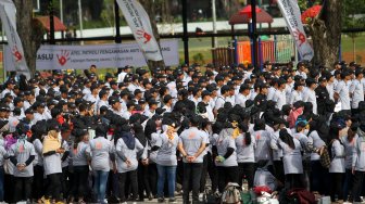 Badan Pengawas Pemilu (Bawaslu) menggelar apel patroli pengawasan di Lapangan Banteng, Jakarta, Jumat (12/4). [Suara.com/Arief Hermawan P]