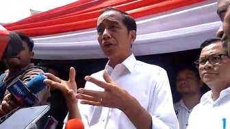 Nyoblos di TPS 08, Jokowi dan Istri Acungkan Jari Kelingking ke Awak Media