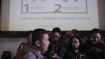 Peneliti LSI Denny JA, Ardian Sopa menjawab pertanyaan awak media seusai menggelar konferensi pers hasil temuan dan analisis survei nasional bertajuk "Siapa Presiden RI 2019-2024" di Jakarta, Jumat (12/4). [ANTARA FOTO/Dhemas Reviyanto]