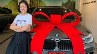 Usia 12 Tahun, Gadis Ini Sukses Jadi MUA dan Bisa Beli BMW Sendiri