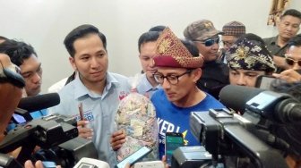 Kampanye di Palembang, Sandiaga Dapat Sumbangan Uang Berbungkus Plastik