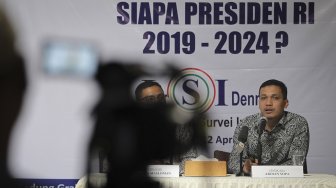 Peneliti LSI Denny JA, Ardian Sopa menjawab pertanyaan awak media seusai menggelar konferensi pers hasil temuan dan analisis survei nasional bertajuk "Siapa Presiden RI 2019-2024" di Jakarta, Jumat (12/4). [ANTARA FOTO/Dhemas Reviyanto]