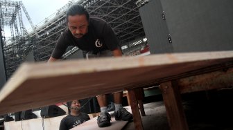 Pekerja menyelesaikan pembangunan panggung jelang kampanye akbar pasangan Capres Joko Widodo-Ma'ruf Amin di Gelora Bung Karno (GBK), Jakarta, Jumat (12/4). [Suara.com/Arief Hermawan P]