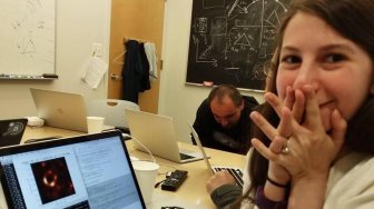 Kenalan dengan Katie Bouman, Ilmuwan Cantik Penemu Lubang Hitam Pertama