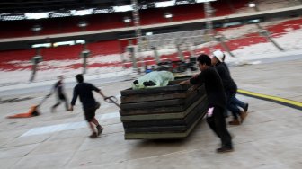 Pekerja menyelesaikan pembangunan panggung jelang kampanye akbar pasangan Capres Joko Widodo-Ma'ruf Amin di Gelora Bung Karno (GBK), Jakarta, Jumat (12/4). [Suara.com/Arief Hermawan P]