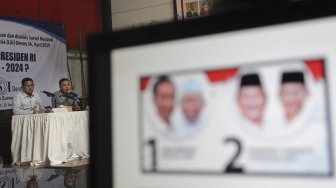 Peneliti LSI Denny JA, Ardian Sopa (kedua kiri) didampingi moderator Ikrama Masloman (kiri) menyampaikan paparan dalam konferensi pers hasil temuan dan analisis survei nasional bertajuk "Siapa Presiden RI 2019-2024" di Jakarta, Jumat (12/4). [ANTARA FOTO/Dhemas Reviyanto]