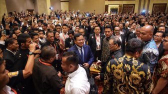 Akui Tak Punya Uang, Prabowo: Rakyat Lempar Air Mineral Ke Saya