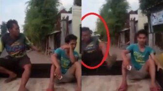 Antara Gagal Fokus Atau Kelelahan Pria Ini Tiba-tiba Jatuh Dari Bak Pick Up