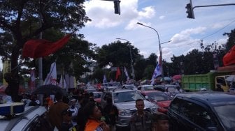 Jelang Kampanye, GBK Macet Parah, Pendukug Jokowi Berbaju Adat Jalan Kaki