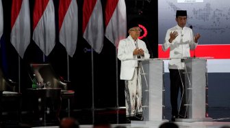 Pasangan Capres-Cawapres nomor urut 01, Joko Widodo-Ma'ruf Amin mengikuti debat Capres-Cawapres putaran ke-5 di Hotel Sultan, Jakarta, Sabtu (13/4).  [Suara.com/Arief Hermawan P]