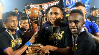 Pemain Arema FC mengangkat tangan merayakan gelar juara Piala Presiden 2019 di Stadion Kanjuruhan Malang, Jawa Timur, Jumat (12/4). [ANTARA FOTO/Budi Candra Setya]