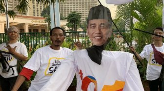 Pendukung Bawa Wayang Jokowi di Depan Lokasi Debat Pilpres Kelima