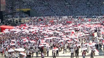 Pendukung Jokowi - Maruf Padati GBK, Pakai Payung Merah Putih