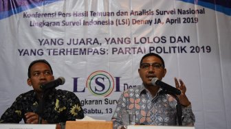 Rilis hasil survei terbaru LSI Denny JA, bertajuk 'Yang Juara, Yang Lolos dan Terhempas: Partai Politik 2019', Jakarta, Sabtu (13/4). [Suara.com/Oke Atmaja]