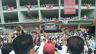 Tak Bisa Masuk, Pendukung Jokowi - Maruf Nobar di Luar Stadion GBK