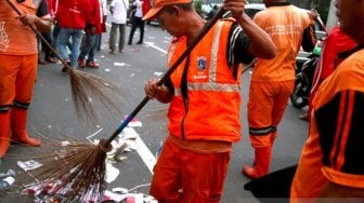 30 Pasukan Oranye Dikerahkan Ambil Sampah Bekas Kampanye Jokowi