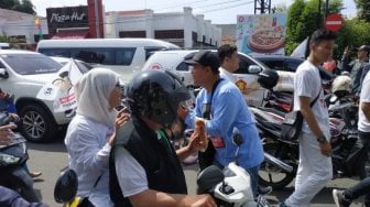 Tak Mau Ada yang Lapar, Simpatisan Prabowo - Sandiaga Bagi Roti Gratis