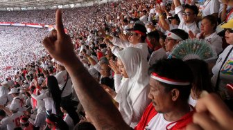 Massa Jokowi Disuruh Betulkan Bendera Merah Putih, Takut Diomongin Netizen