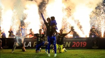 Pemain Arema FC mengangkat tangan merayakan gelar juara Piala Presiden 2019 di Stadion Kanjuruhan Malang, Jawa Timur, Jumat (12/4). [ANTARA FOTO/Budi Candra Setya]