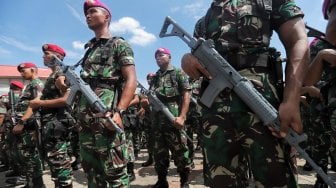 Prajurit TNI dan personel Polri melaksanakan Apel Patroli Skala Besar TNI-Polri di JIExpo, Kemayoran, Jakarta Pusat, Minggu (14/4). [Suara.com/Muhaimin A Untung]