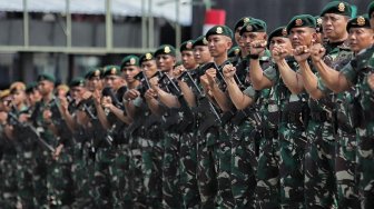 Prajurit TNI dan personel Polri melaksanakan Apel Patroli Skala Besar TNI-Polri di JIExpo, Kemayoran, Jakarta Pusat, Minggu (14/4). [Suara.com/Muhaimin A Untung]