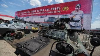 Prajurit TNI dan personel Polri melaksanakan Apel Patroli Skala Besar TNI-Polri di JIExpo, Kemayoran, Jakarta Pusat, Minggu (14/4). [Suara.com/Muhaimin A Untung]